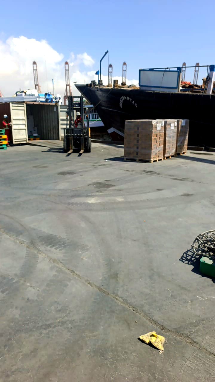 Loading cargo at the port